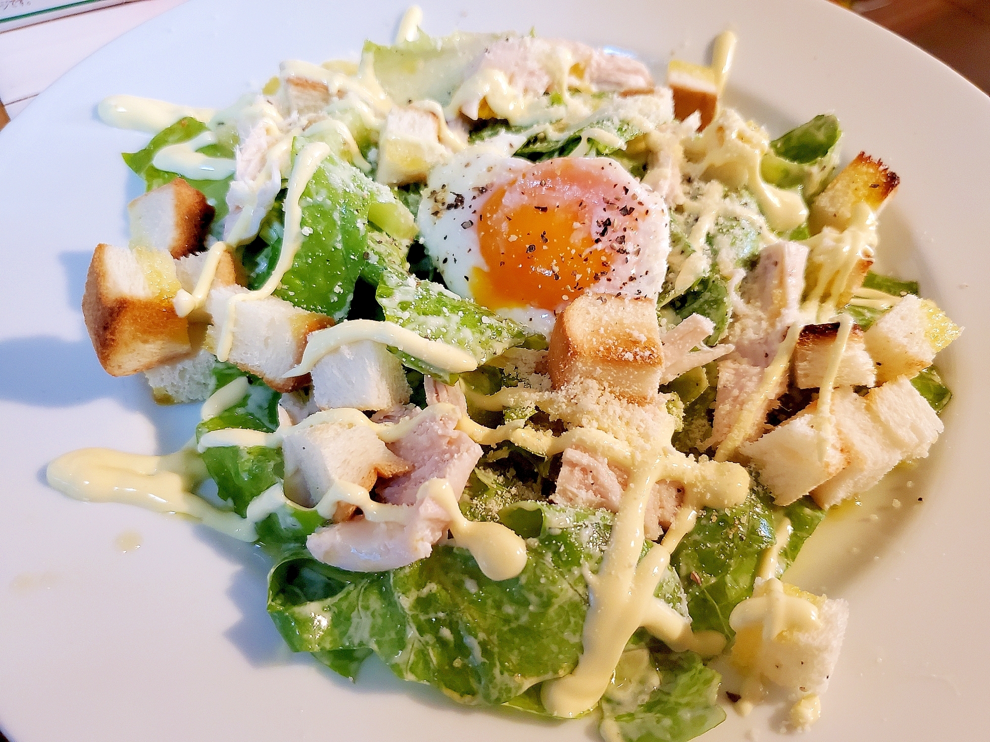 カリカリ食パンのシーザーサラダ