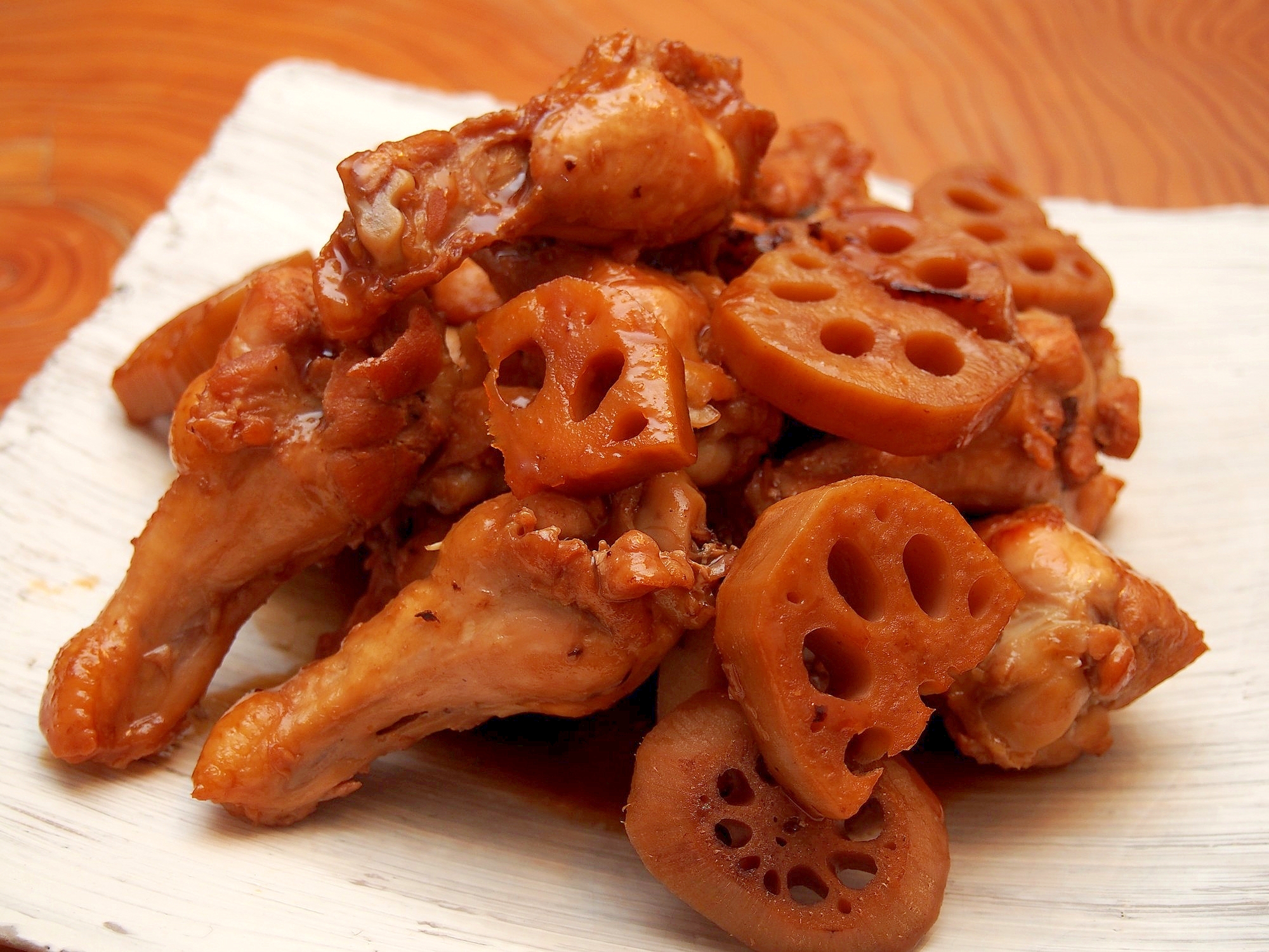 簡単グツグツ煮るだけ!鶏手羽と蓮根のこってり甘辛煮