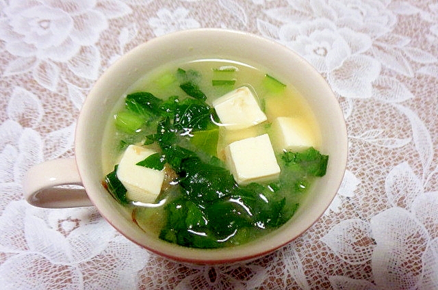 鰹節で小松菜と豆腐の味噌汁