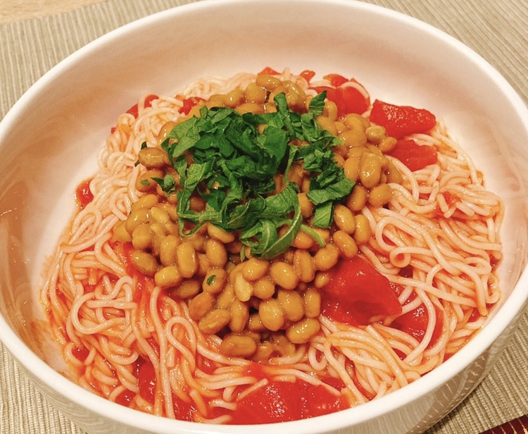 納豆を豪快にのせた！トマトそうめん