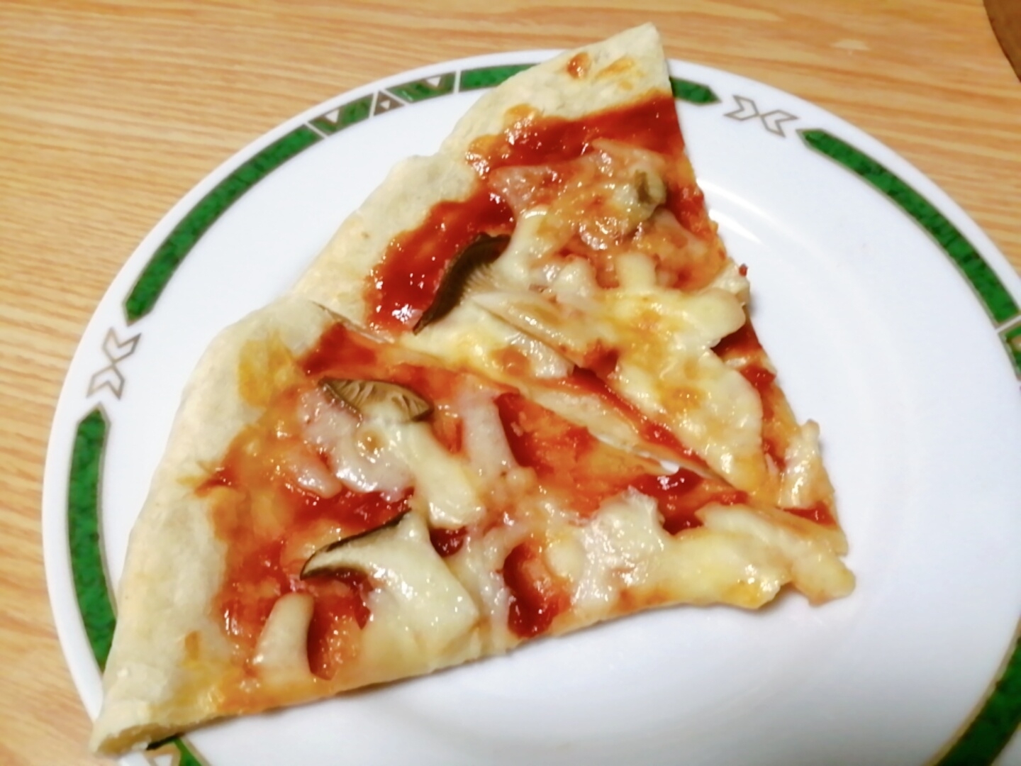 エリンギとチーズのピザ