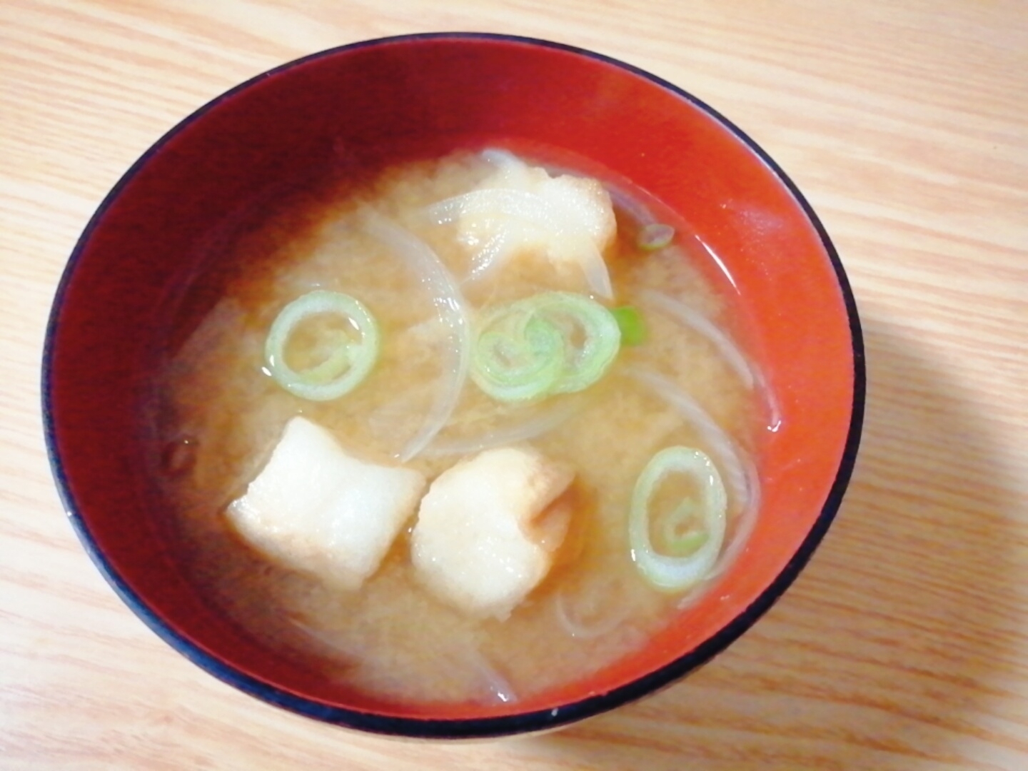 玉ねぎと麩とねぎの味噌汁