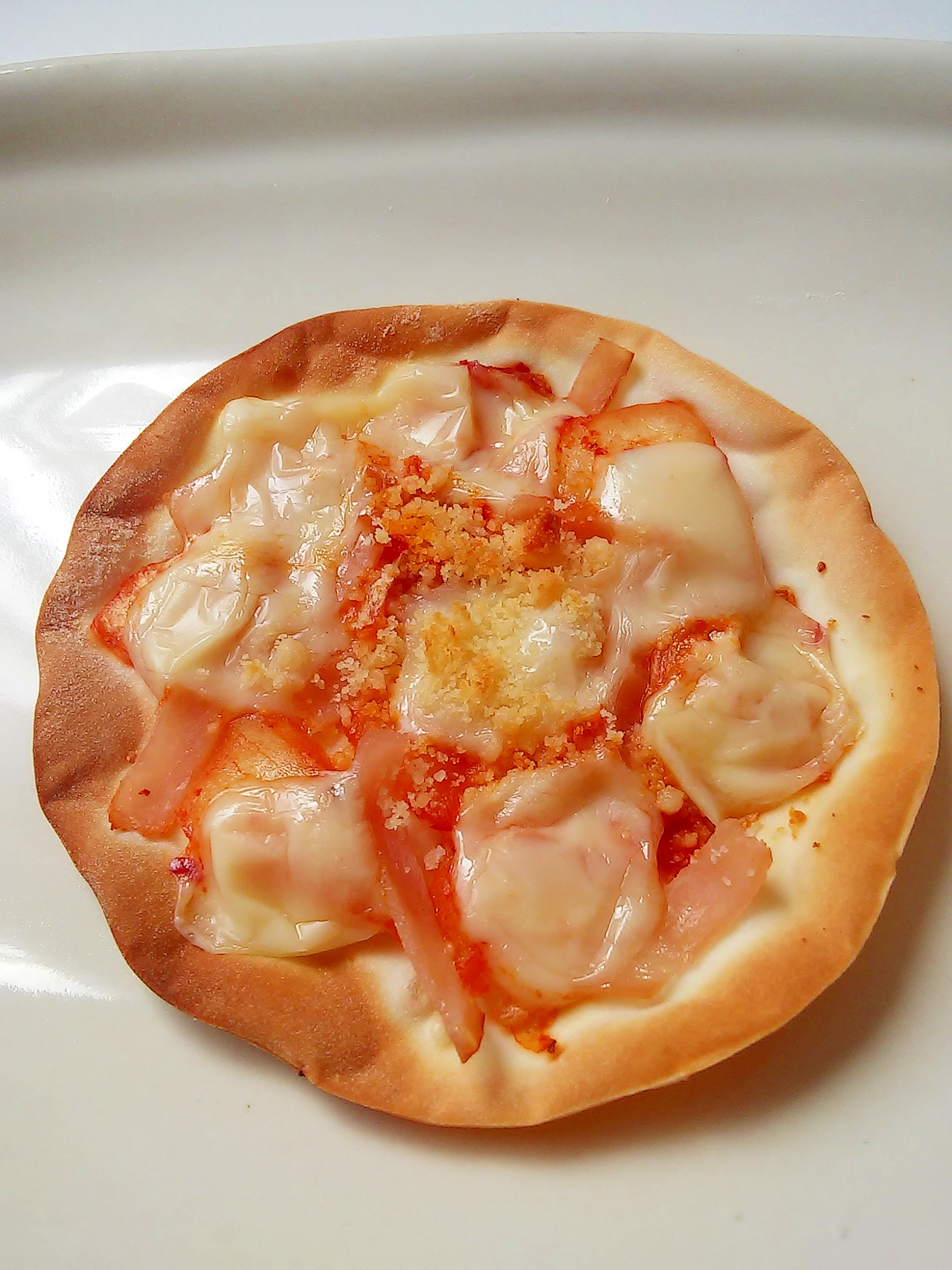 白菜キムチとハムとダブルチーズの餃子の皮ピザ