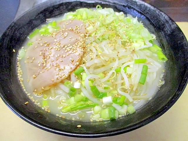 もやし・キャベツの豚骨インスタントラーメン