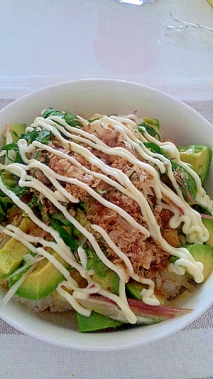 お手軽♪アボカドのっけ盛り丼　その名もアボカ丼♪