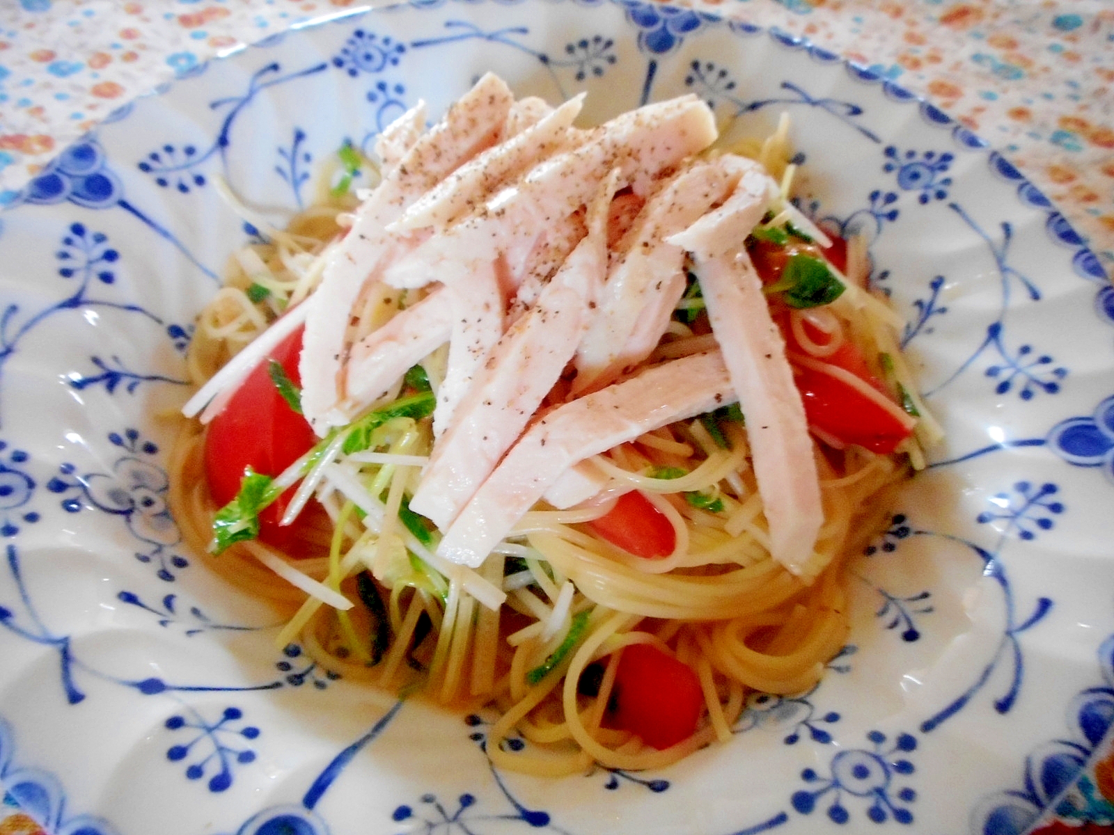 ホワイトセロリとトマトと鶏ハムのパスタ