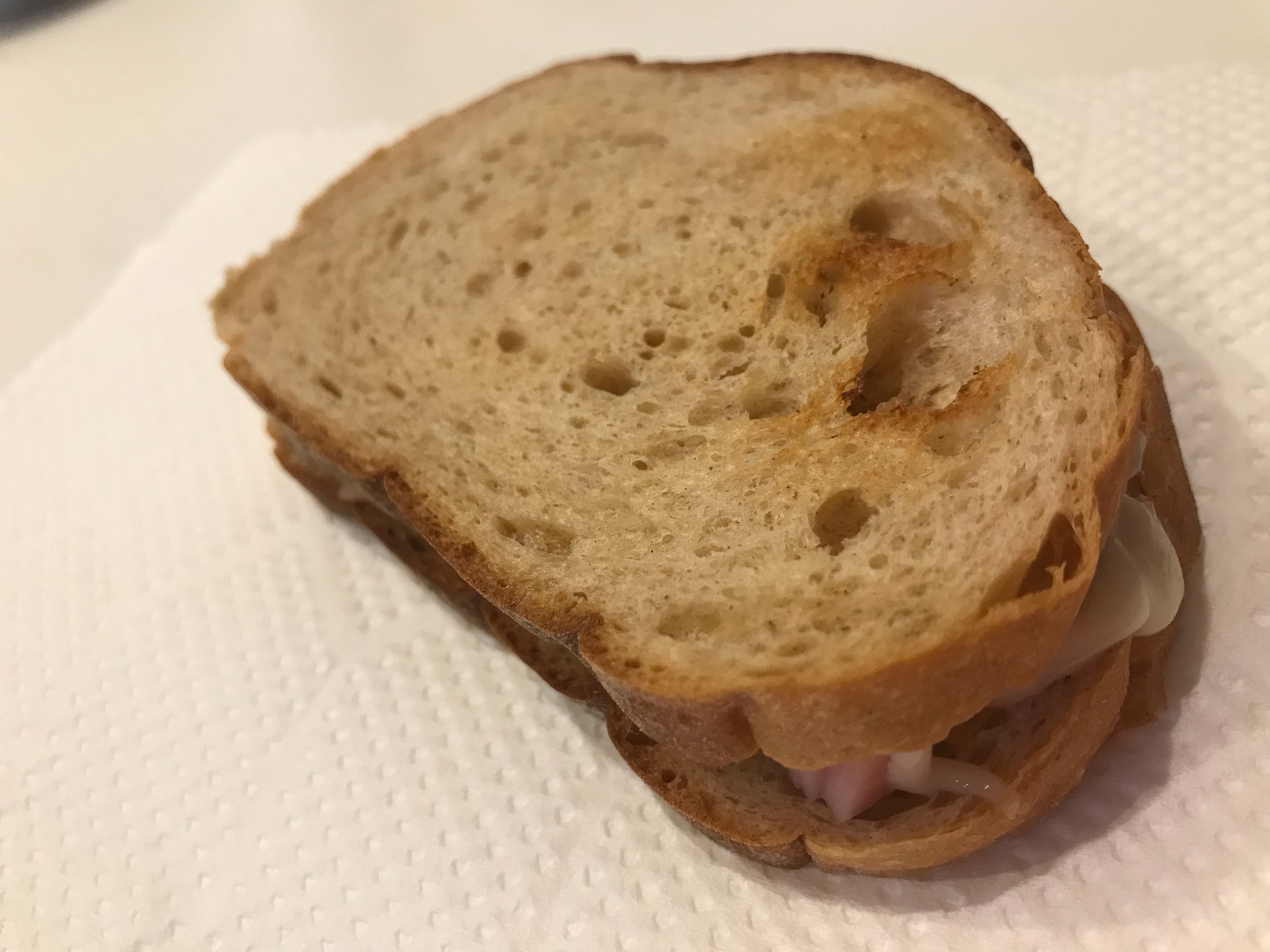 【朝ごパン】とろ〜りチーズとハムのサンドイッチ