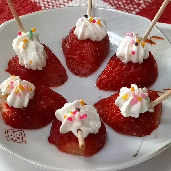 いちご ホイップ カラフルチョコ ルンルンデザート レシピ 作り方 By こってぃさん 楽天レシピ いちご ホイップ カラフルチョコ ルンルンデザート レシピ 作り方 By こってぃさん 楽天レシピ