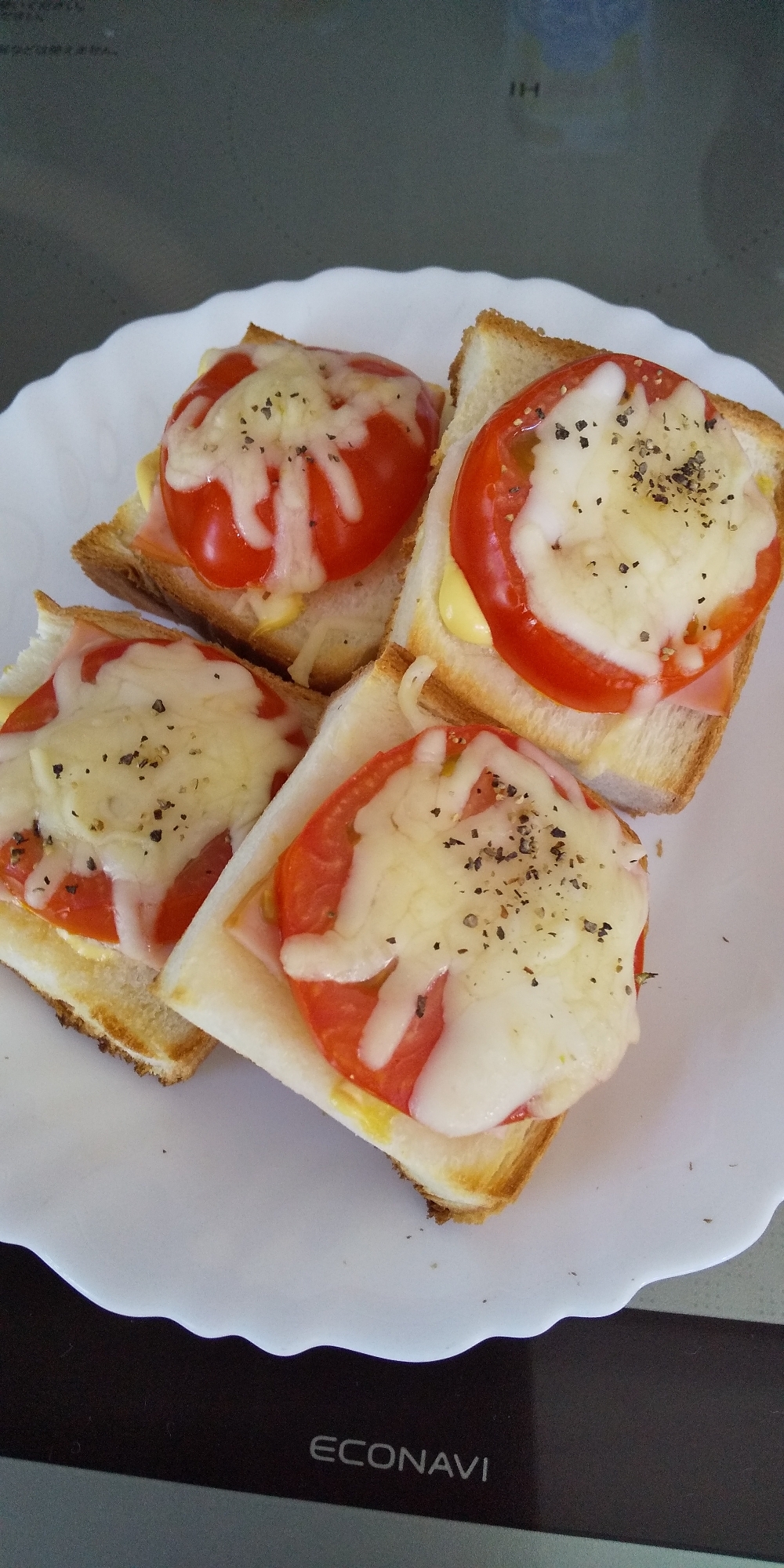 食べやすいトマトとハムのトースト