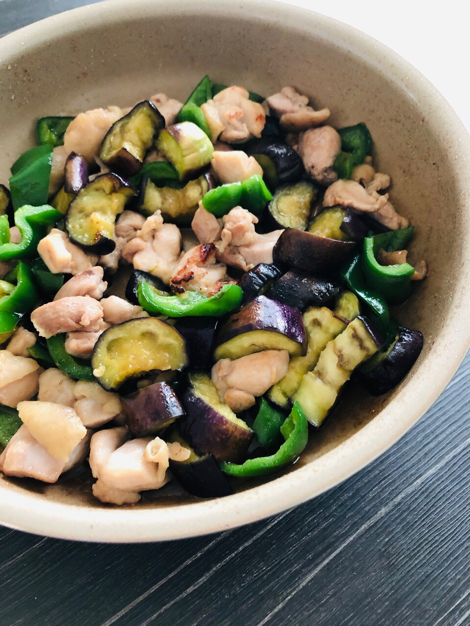 夏に美味しい☆鶏肉と茄子、ピーマンの焼肉のたれ炒め