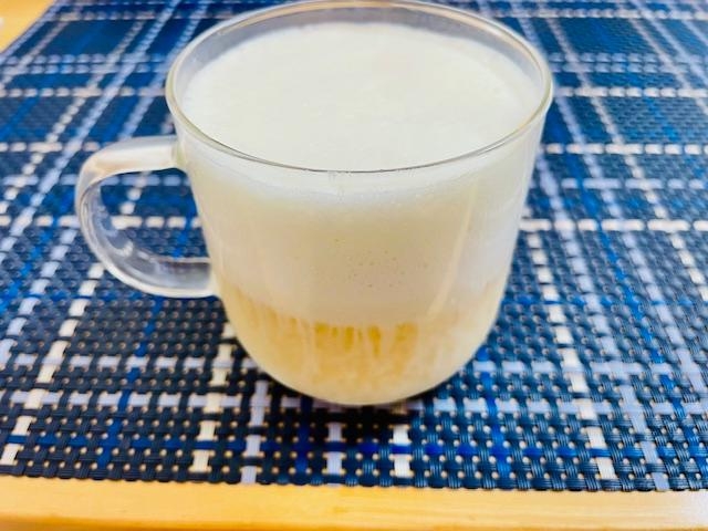 グラスに入ったおろししょうが入りバタービール