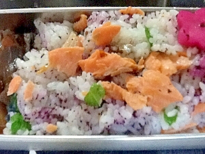 鮭とゆかりの混ぜご飯