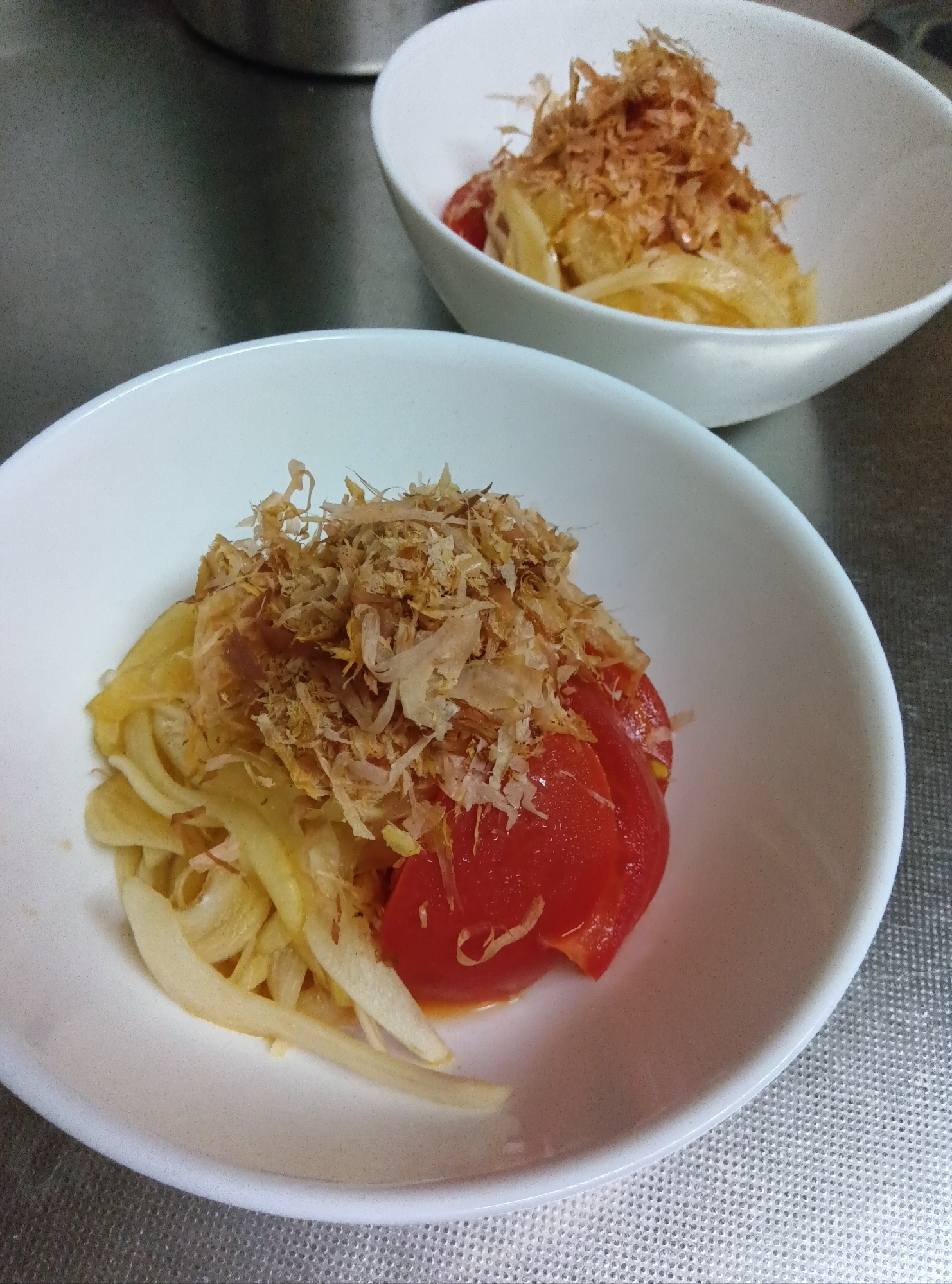新玉ねぎとトマトのおかか乗せ