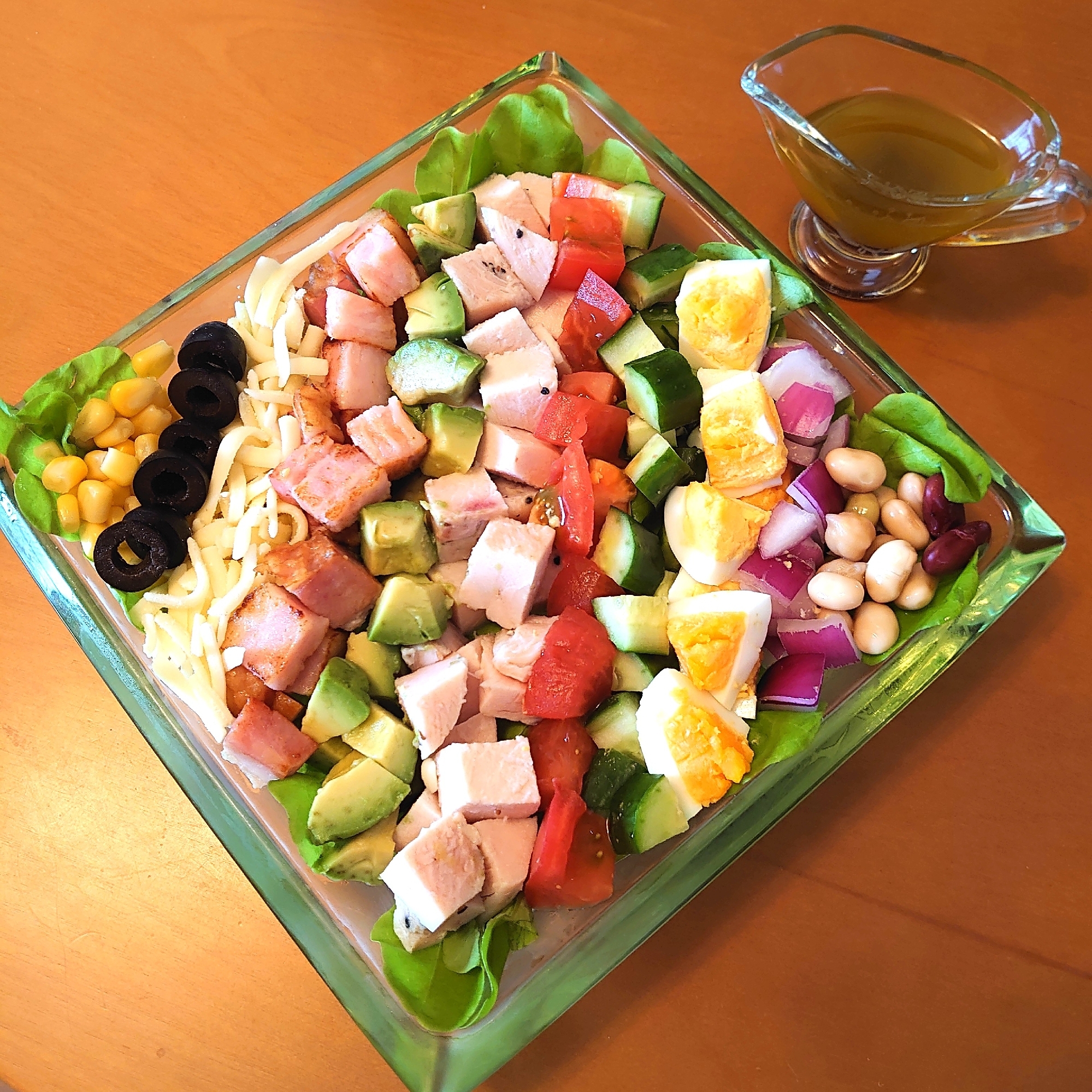 透明な角皿に盛り付けられたコブサラダ