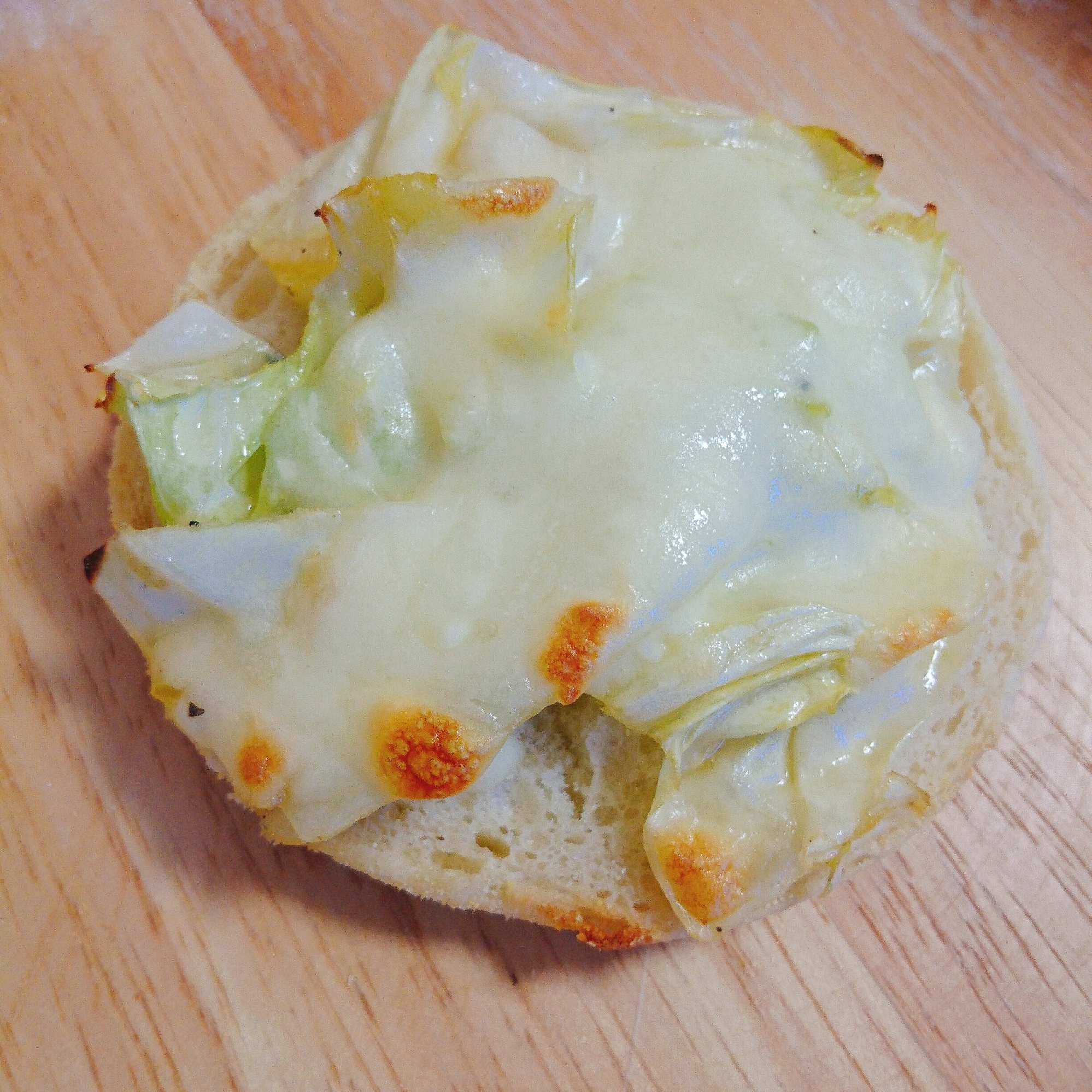 キャベツのニンニク炒めとチーズ乗せマフィントースト