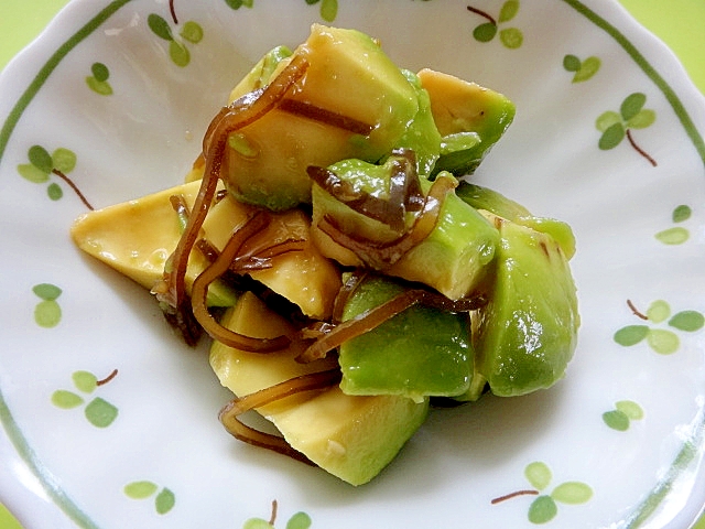 アボカドの塩昆布麺つゆ漬け