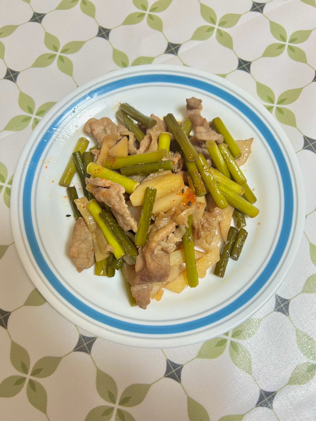 豚肉、ニンニクの芽、じゃがいもの炒め物