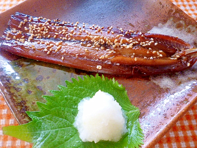 大根おろしを添えた、さんまのみりん干し