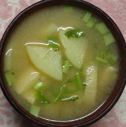 じゃが芋・油揚げ・豆苗の味噌汁