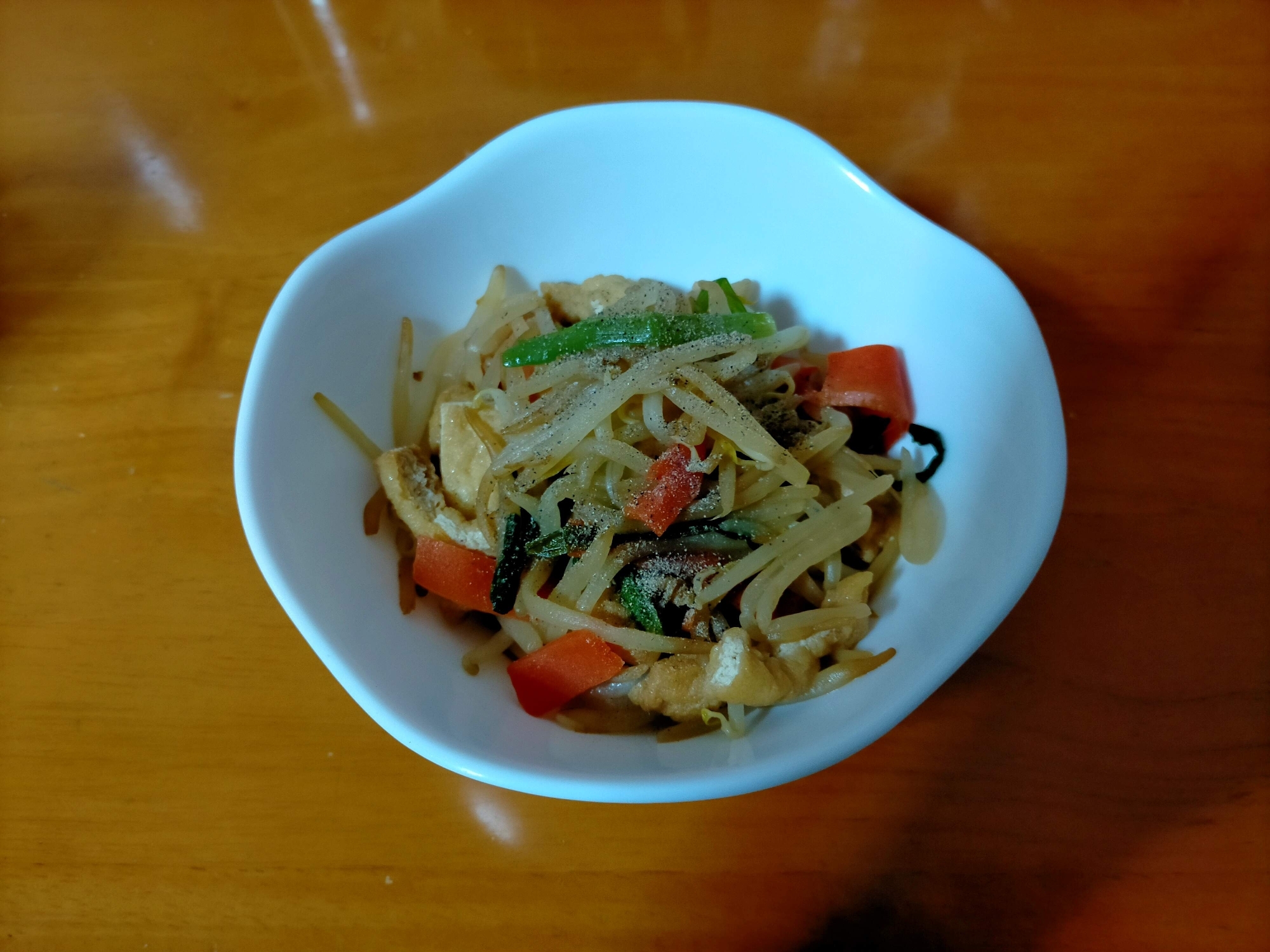 胡椒のきいたもやしミックスと油揚げ炒め