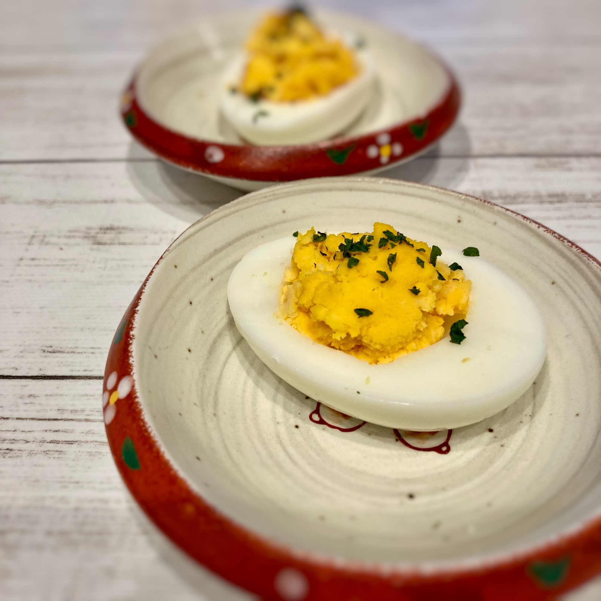 白いお皿に盛り付けられた粒うにゆで卵