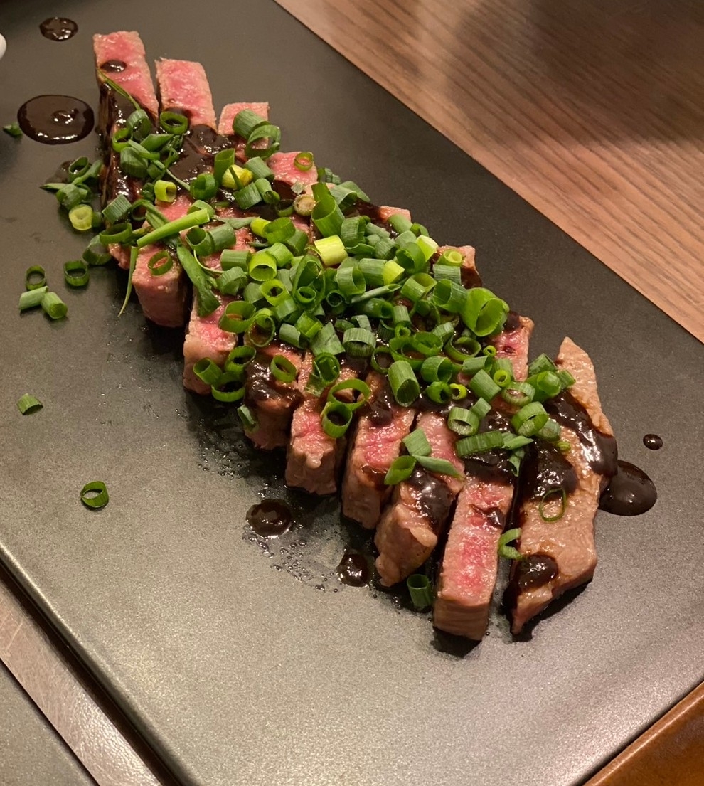 ステーキ肉のローストビーフ八丁味噌ソース