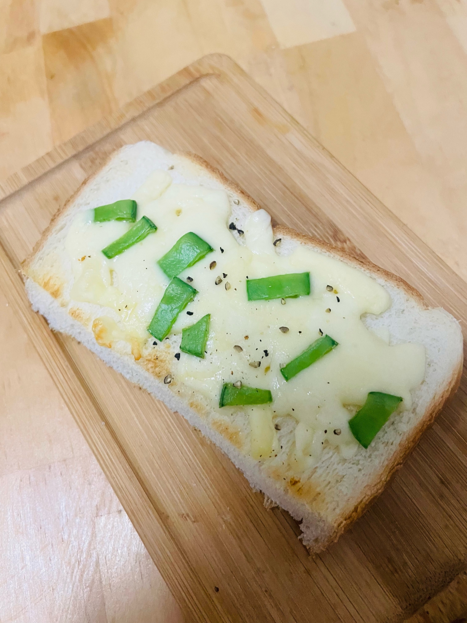 チーズとさやえんどう のトースト