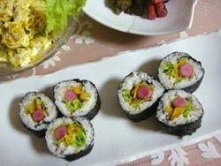 mimi,さんこシーチキンと一緒に作りました♪牛蒡の漬け物とレタスで代用。おしん巻き美味しかったですよ（*^_^*）