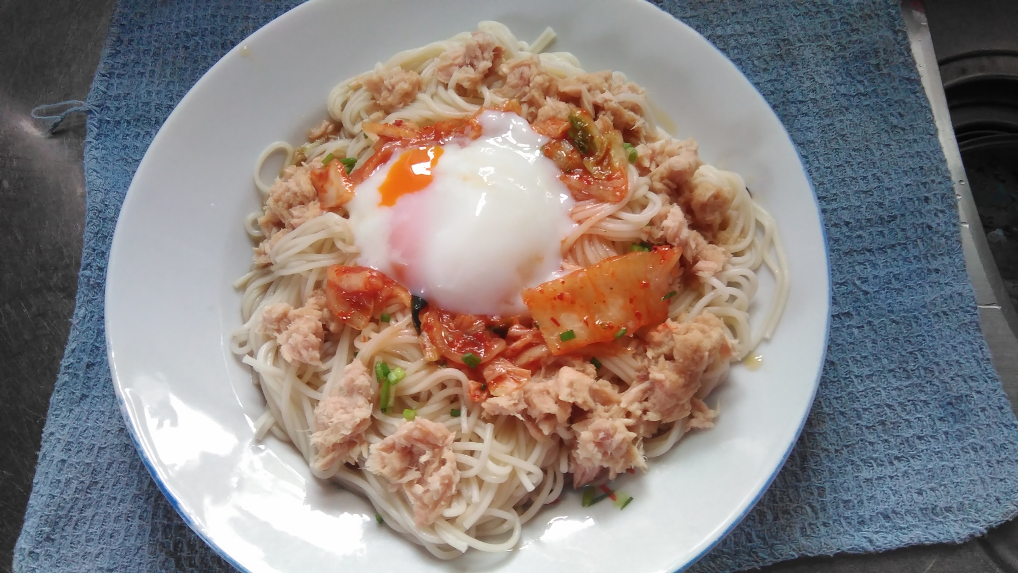 キムチとシーチキンと温玉乗せ冷や麦