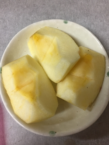 お砂糖を使うのは初めてです。色が変わらず美味しいりんごをいただけました。レシピありがとうございました(*^^*)