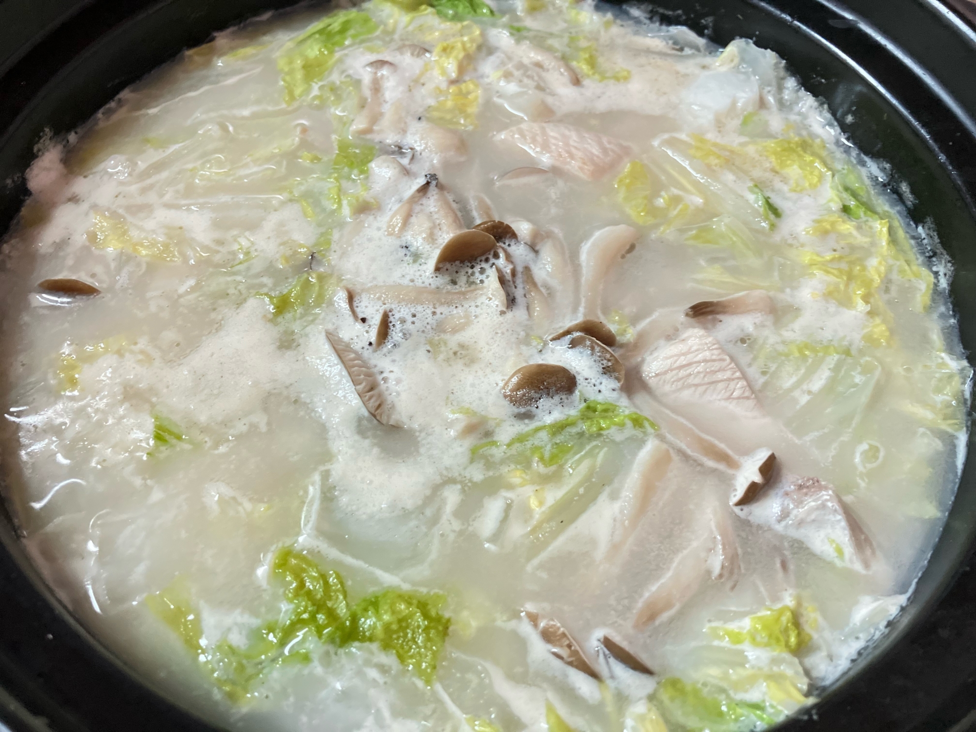 ブリと白菜の豚骨スープ鍋