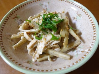 レンジ調理でとても簡単に作れますね！
ゴボウの食感がよく、ゴマの風味もイイですね^m^
レモンでさっぱり爽やかなサラダで、とても美味しかったです♪