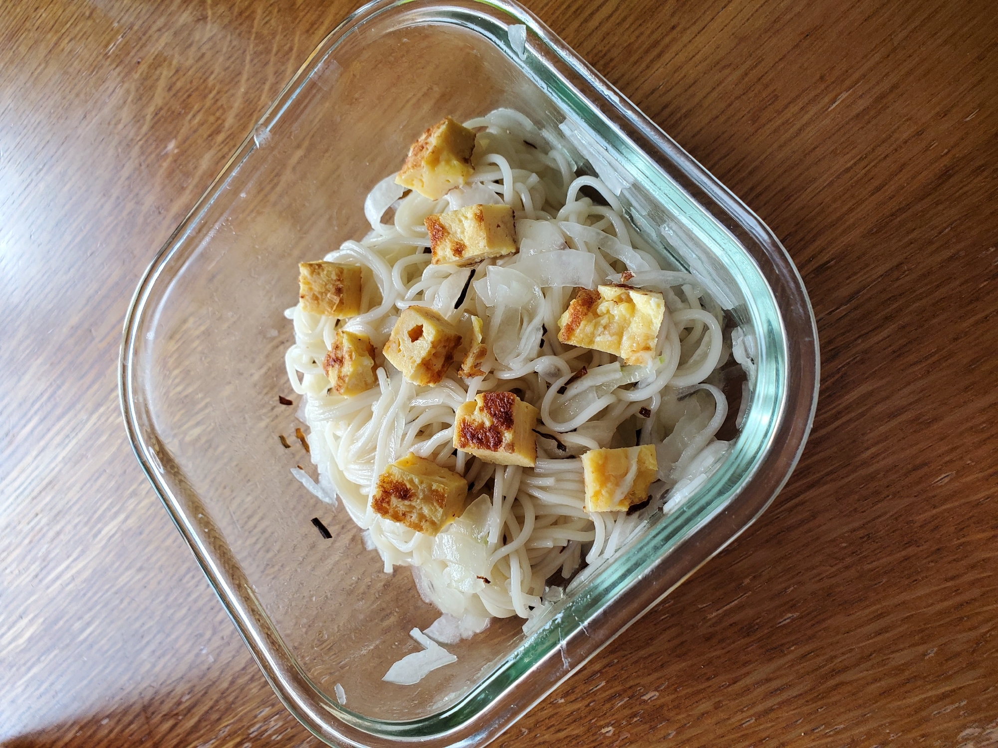 新玉ねぎと卵焼きの塩昆布そうめん