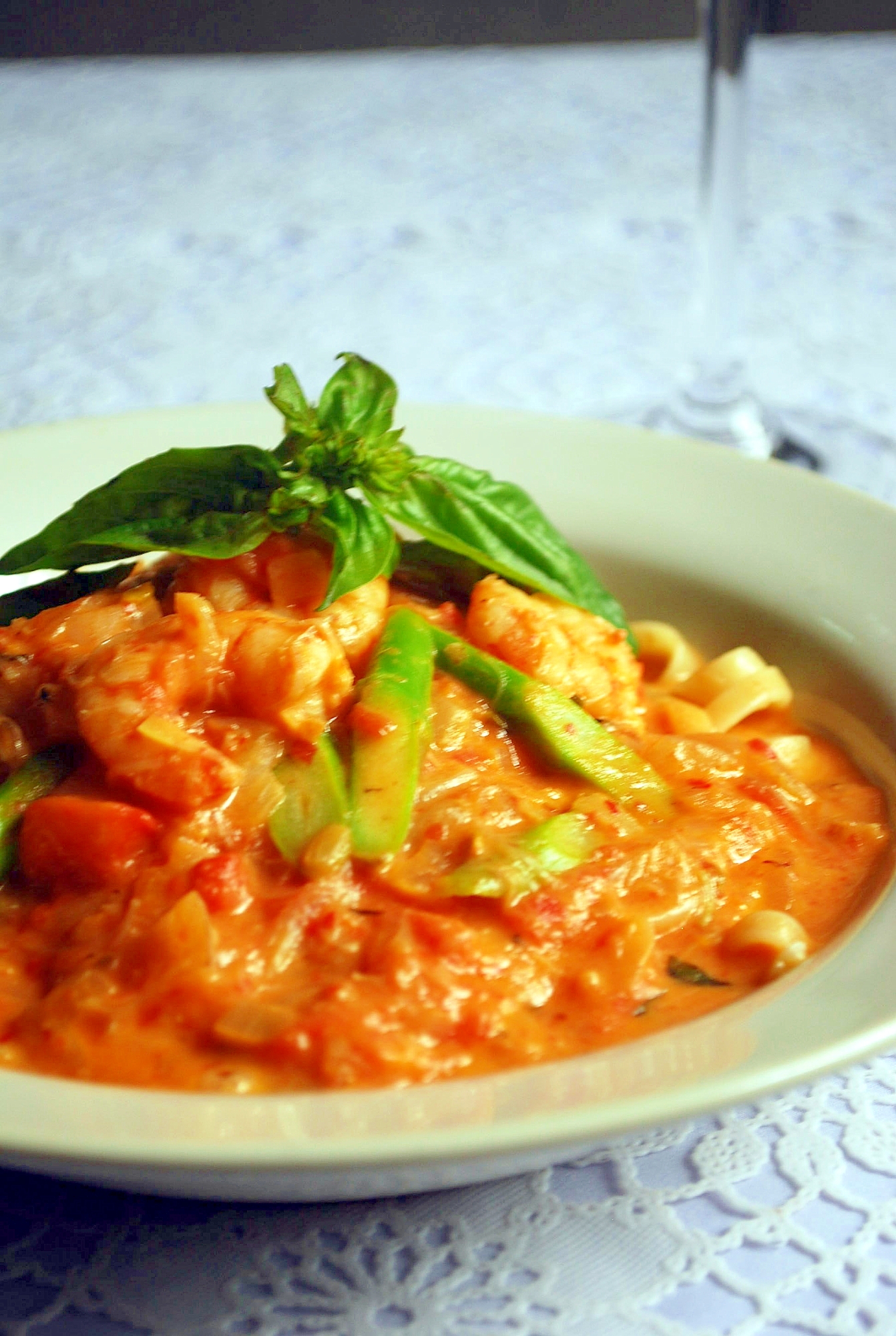 カニ缶とえびのトマトクリームパスタが器に盛られている