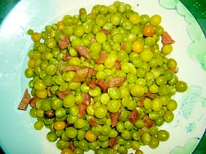 冷凍豌豆豆とハムの煮込み
