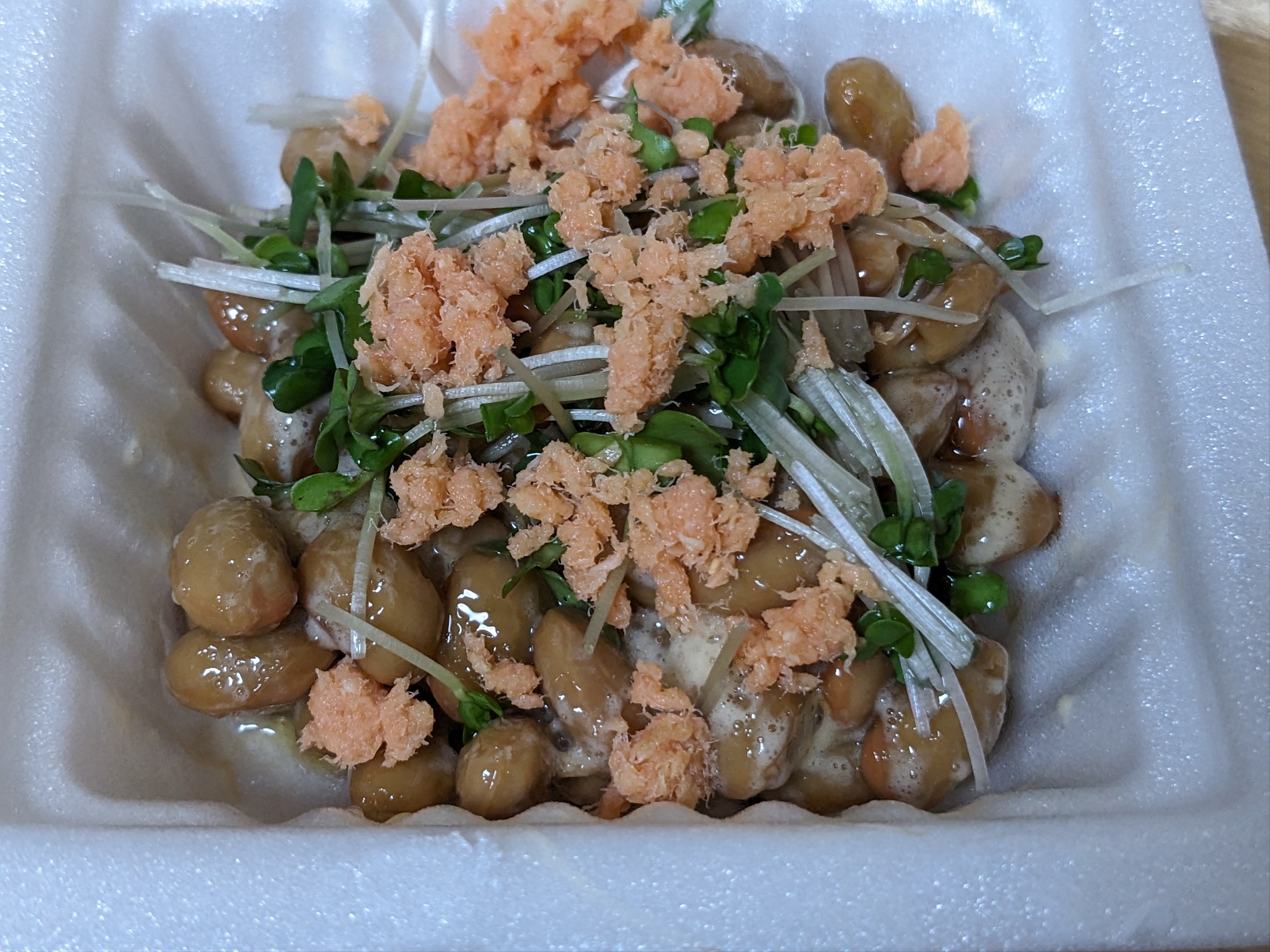 ブロッコリースプラウトと鮭フレークの酢納豆