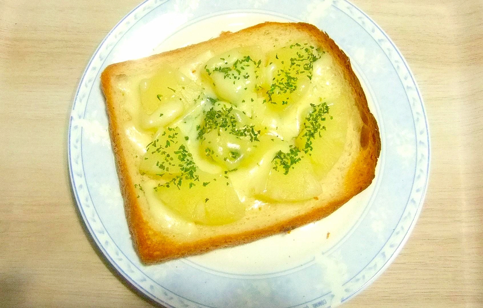 パインチーズパセリトースト