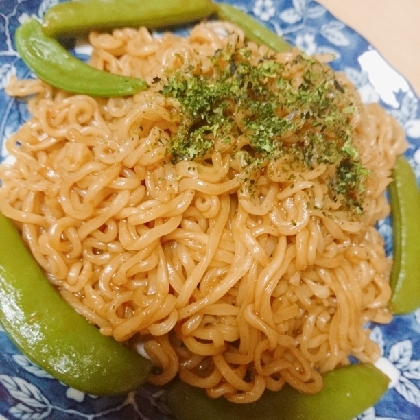 スナップエンドウとしめじの焼きそば