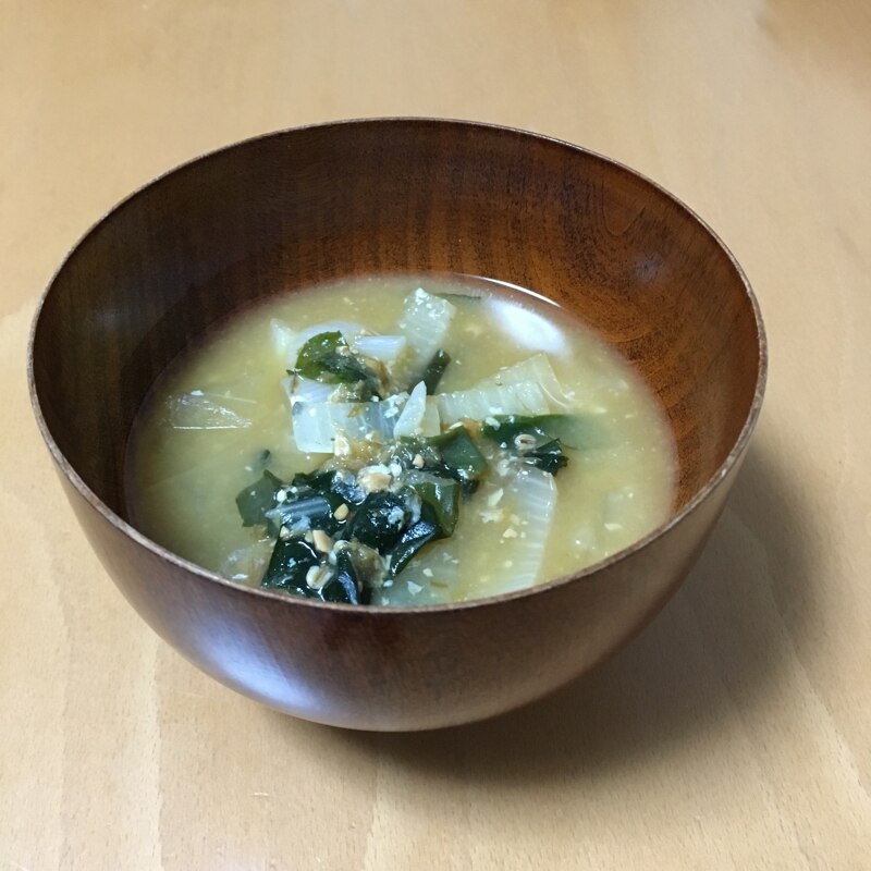 玉ねぎとわかめのみそ汁 レシピ・作り方 by ちーたまちー｜楽天レシピ
