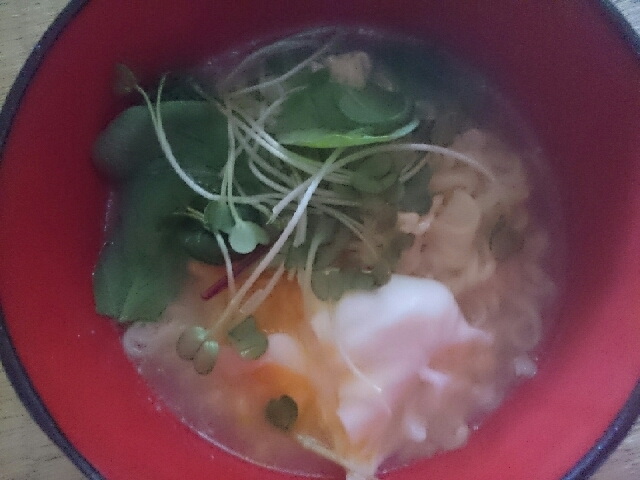 ベビーリーフとかいわれ大根たっぷり野菜拉麺