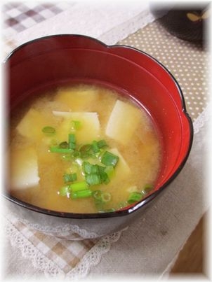 高野豆腐のお味噌汁は始めてです～（：。：）　しっかり食べ応えがあって栄養満点！　なのにヘルシーなのも嬉しい～♪　高野豆腐ならいつでも作れて便利よねごちさま＾＾*