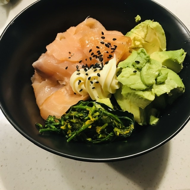 菜の花とアボカドとスモークサーモン丼