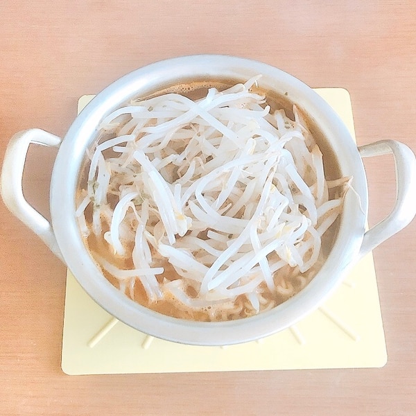 簡単 もやしたっぷり辛ラーメン レシピ 作り方 By くろみつきなこもち 楽天レシピ 簡単 もやしたっぷり辛ラーメン レシピ 作り方 By くろみつきなこもち 楽天レシピ