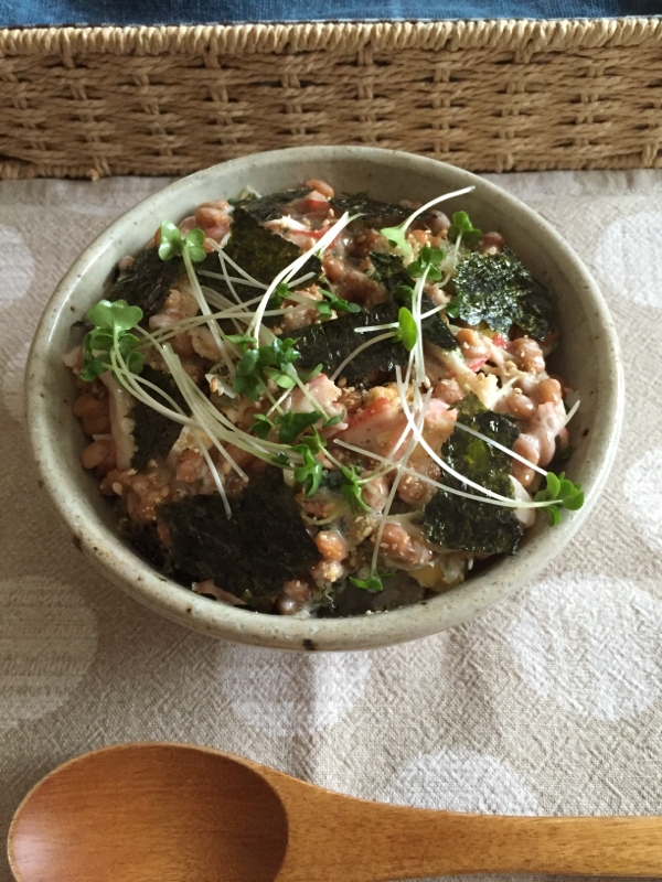 かいわれとカニカママヨ納豆丼