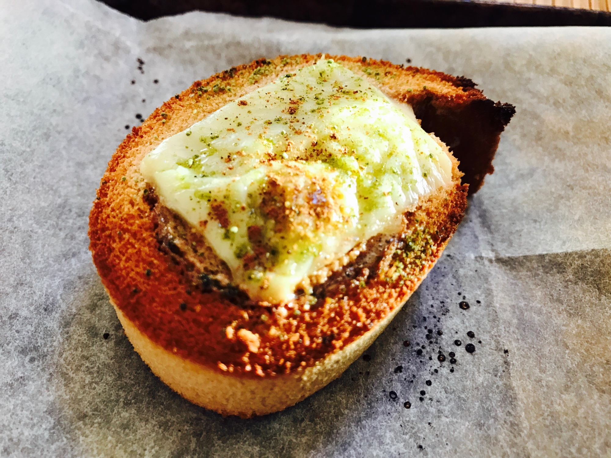 抹茶チーズのせ焼きコーヒーロールケーキ