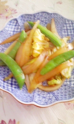 新玉葱とスナックエンドウの炒め物