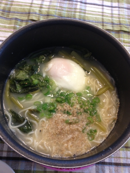 夜食に　小松菜と卵のアベックラーメン