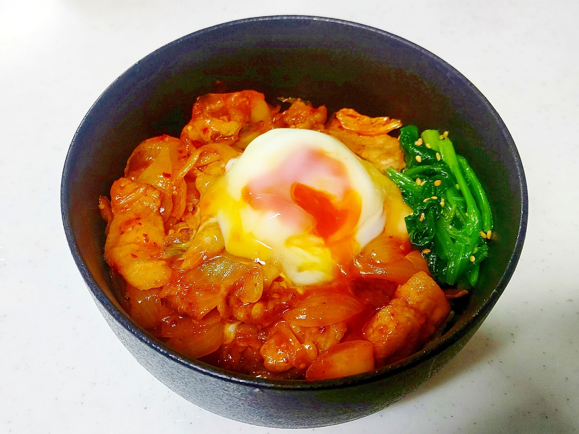 【めんつゆとマヨネーズで味付け簡単】豚キムチ丼