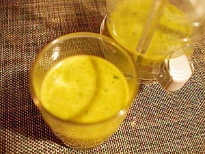 オレンジジュースで野菜ジュース♪　モロヘイヤ＆胡麻