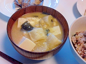 木綿豆腐と麩の赤味噌汁